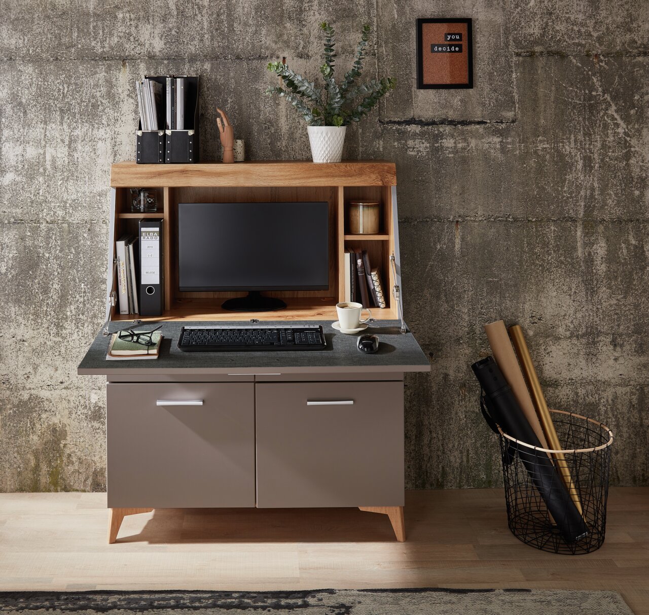 Moderner Sekretär mit Holz- und Metallelementen, frontal fotografiert. Ausgestattet mit Monitor, Tastatur, Büchern und Dekorationen.