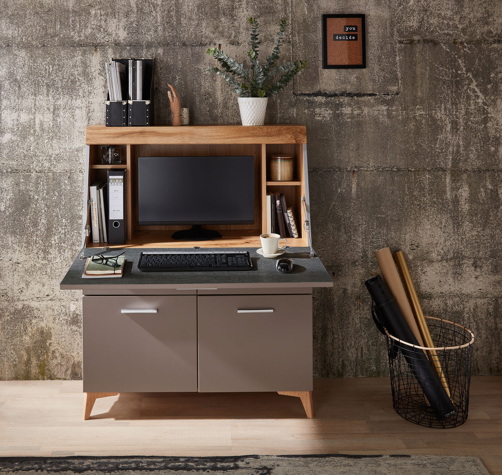 Moderner Sekretär mit Holz- und Metallelementen, frontal fotografiert. Ausgestattet mit Monitor, Tastatur, Büchern und Dekorationen.