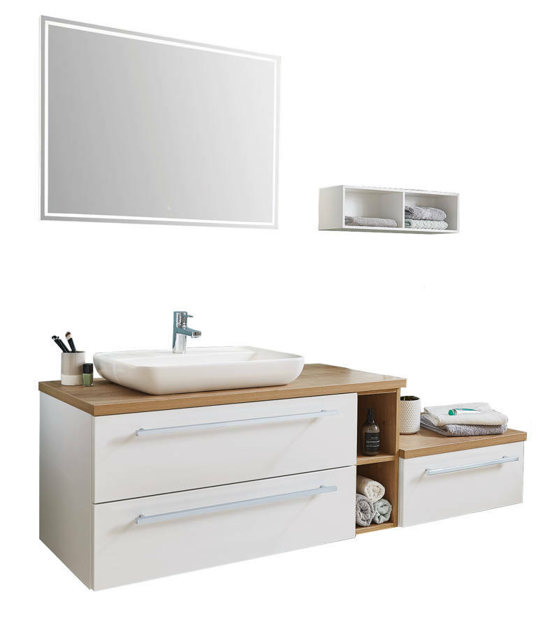 Moderne Badkombination mit Waschbecken, großem Spiegel und Stauraum, aus seitlicher Perspektive.