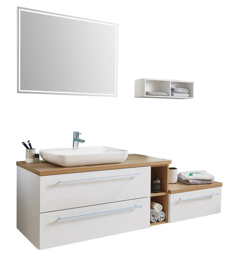 Moderne Badkombination mit Waschbecken, großem Spiegel und Stauraum, aus seitlicher Perspektive.