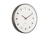 Moderne Wanduhr mit weißem Zifferblatt und bronzefarbenen Zeigern, seitliche Perspektive