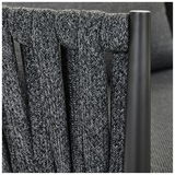 Detailansicht eines Loungesessels mit geflochtenem Stoff und Metallrahmen.