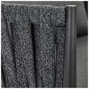 Detailansicht eines Loungesessels mit geflochtenem Stoff und Metallrahmen.