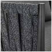 Detailansicht eines Loungesessels mit geflochtenem Stoff und Metallrahmen.