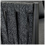 Detailansicht eines Loungesessels mit geflochtenem Stoff und Metallrahmen.