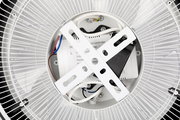 Nahaufnahme der Rückseite eines Deckenventilators mit sichtbaren Kabeln und Befestigungselementen, von unten betrachtet.