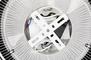 Nahaufnahme der Rückseite eines Deckenventilators mit sichtbaren Kabeln und Befestigungselementen, von unten betrachtet.
