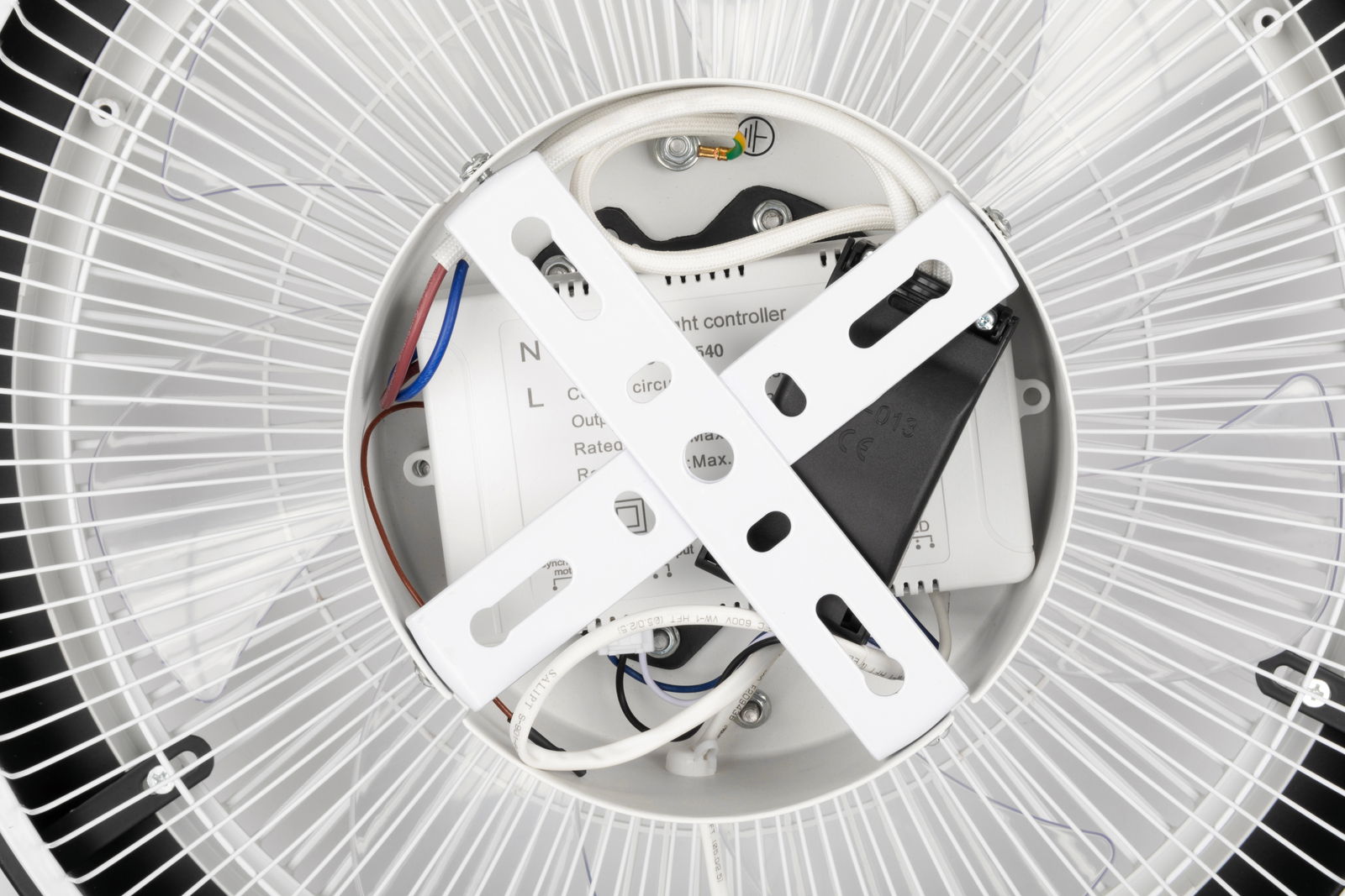 Nahaufnahme der Rückseite eines Deckenventilators mit sichtbaren Kabeln und Befestigungselementen, von unten betrachtet.