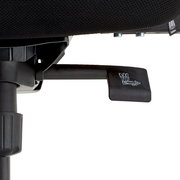 Nahaufnahme eines Hebels unter einem Drehstuhl, seitliche Perspektive