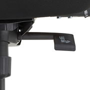 Nahaufnahme eines Hebels unter einem Drehstuhl, seitliche Perspektive