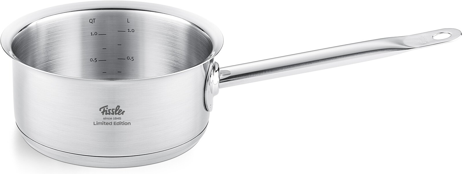 Silberner Kochtopf mit Messskala und langem Griff, seitliche Perspektive