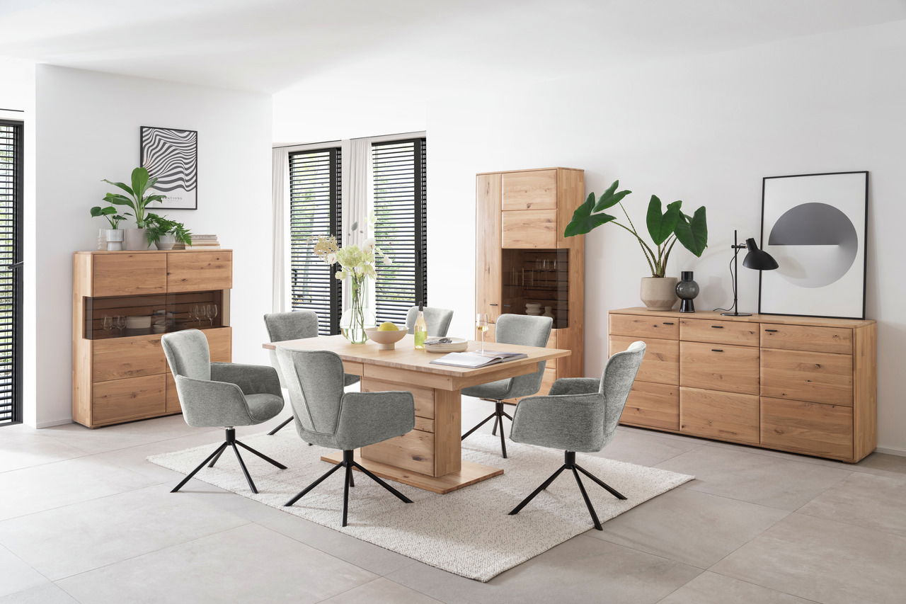 Esszimmer mit moderner Einrichtung, darunter die Linea Natura Kombi-Vitrine GEORGIA aus Holz, frontal abgebildet.