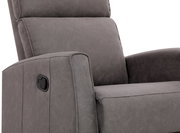 Nahaufnahme eines grauen Sofasessels mit Armlehne und verstellbarem Hebel, seitliche Perspektive