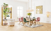 Esszimmer mit modernem Design: Ein eleganter Tisch mit goldenen Beinen und Glasplatte, umgeben von grünen und rosa Stühlen. Perspektive von vorne.