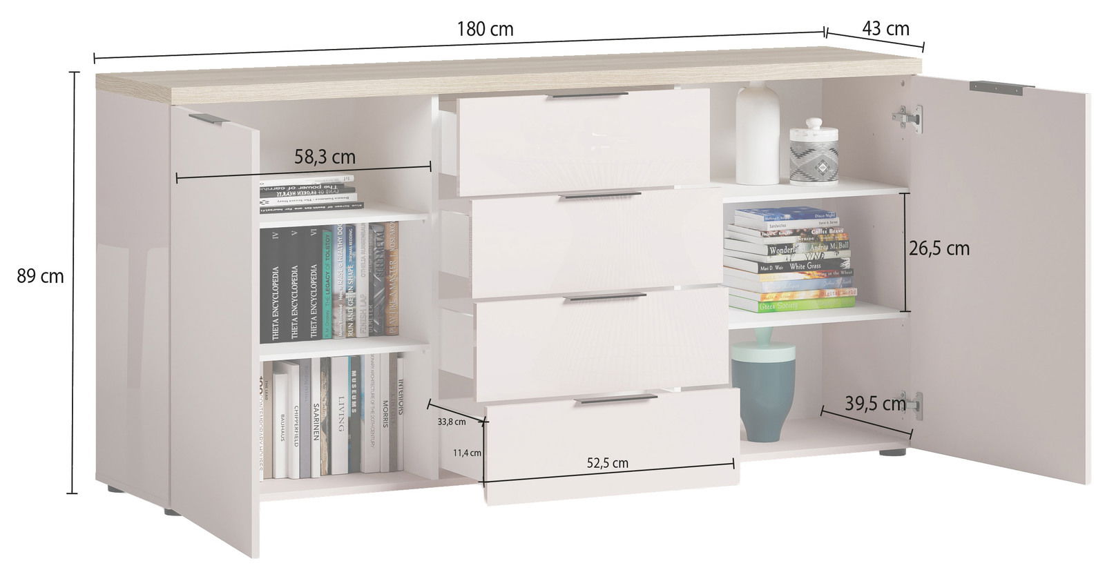 Weißes Sideboard mit vier Schubladen in der Mitte, links ein offenes Regal mit Büchern und rechts ein Schrank mit zwei Fächern, aus der Perspektive von vorne betrachtet.