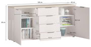 Weißes Sideboard mit vier Schubladen in der Mitte, links ein offenes Regal mit Büchern und rechts ein Schrank mit zwei Fächern, aus der Perspektive von vorne betrachtet.