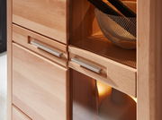 Nahaufnahme einer hölzernen Vitrine mit modernen Metallgriffen, seitliche Perspektive.