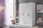 Moderner weißer Kleiderschrank mit Hochglanzoberfläche, zwei Türen und zwei Schubladen, in einem stilvoll eingerichteten Raum mit seitlicher Perspektive.