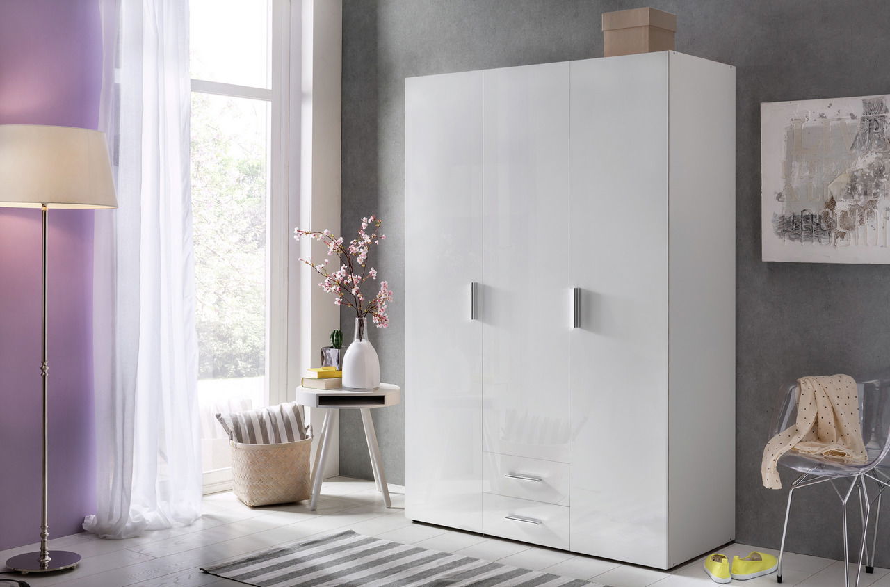 Moderner weißer Kleiderschrank mit Hochglanzoberfläche, zwei Türen und zwei Schubladen, in einem stilvoll eingerichteten Raum mit seitlicher Perspektive.