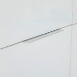 Nahaufnahme eines Mehrzweckschranks mit zwei Türen, Fokus auf einem modernen, silbernen Griff.