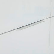 Nahaufnahme eines Mehrzweckschranks mit zwei Türen, Fokus auf einem modernen, silbernen Griff.