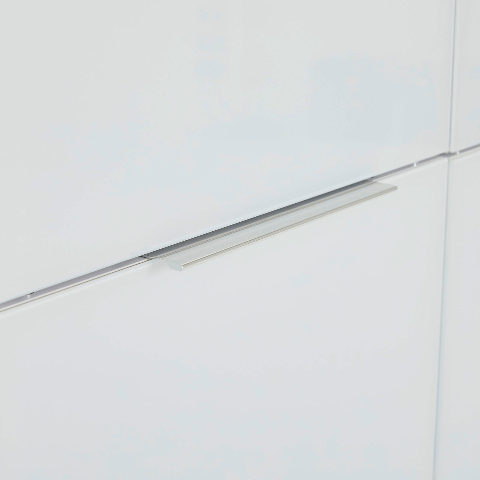 Nahaufnahme eines Mehrzweckschranks mit zwei Türen, Fokus auf einem modernen, silbernen Griff.