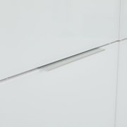 Nahaufnahme eines Mehrzweckschranks mit zwei Türen, Fokus auf einem modernen, silbernen Griff.