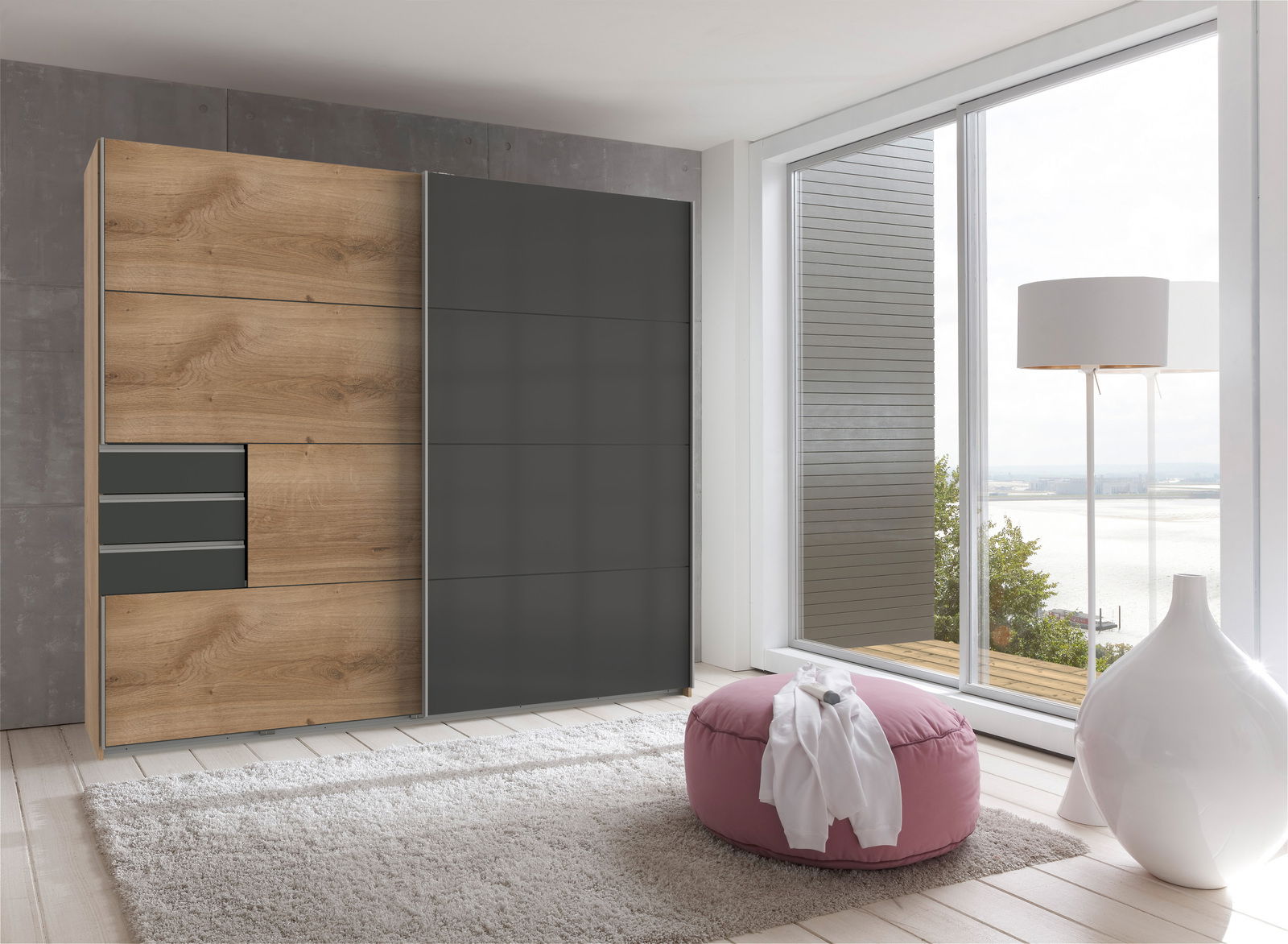 Moderner Schwebetürenschrank mit Holz- und Grautönen, seitliche Perspektive, in einem hellen Raum mit großen Fenstern.