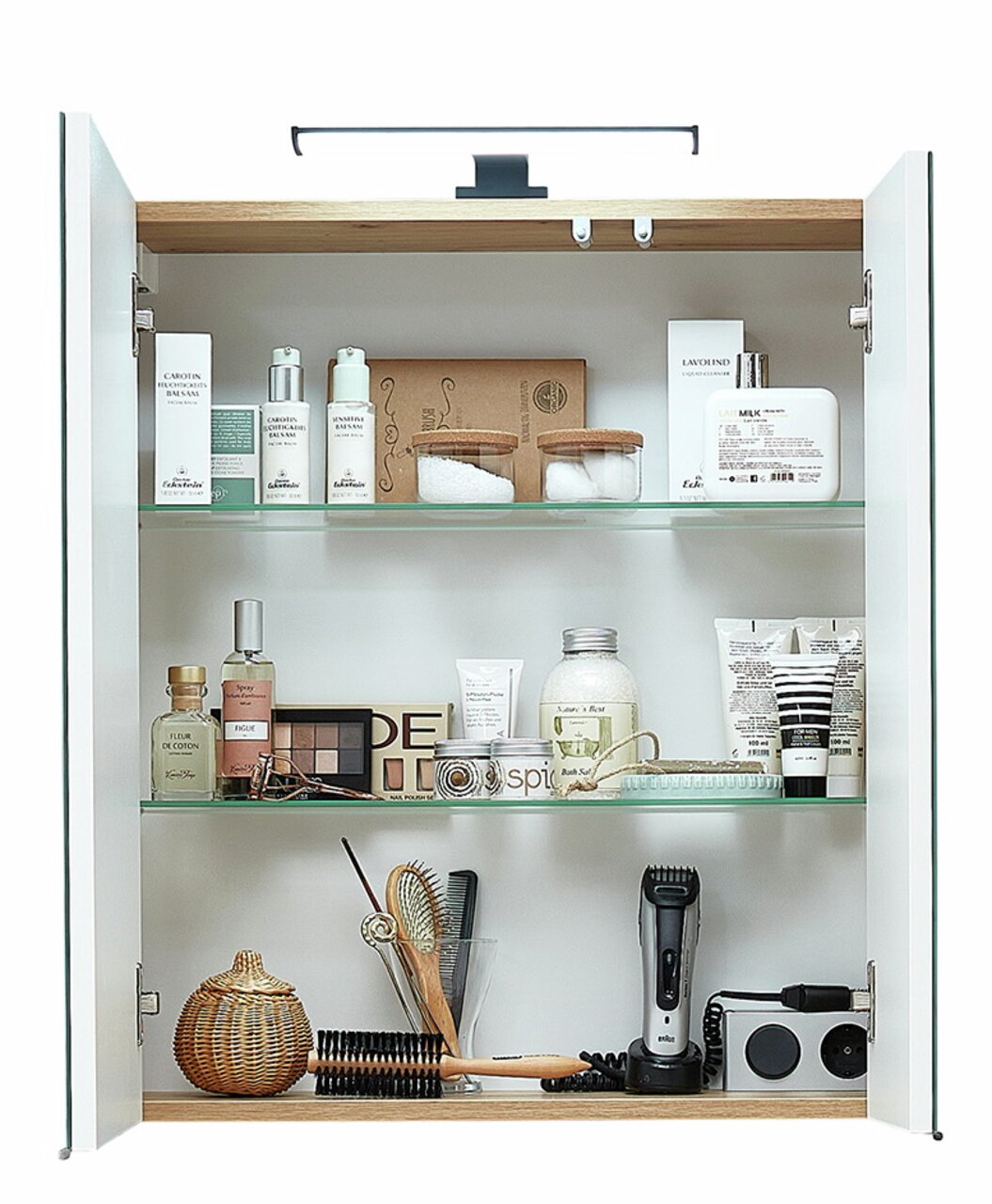 Offener Spiegelschrank mit zwei Türen, gefüllt mit verschiedenen Pflegeprodukten und Accessoires, aus der Frontalperspektive.