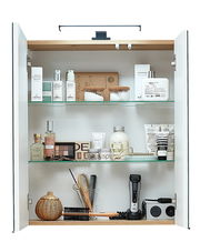 Offener Spiegelschrank mit zwei Türen, gefüllt mit verschiedenen Pflegeprodukten und Accessoires, aus der Frontalperspektive.