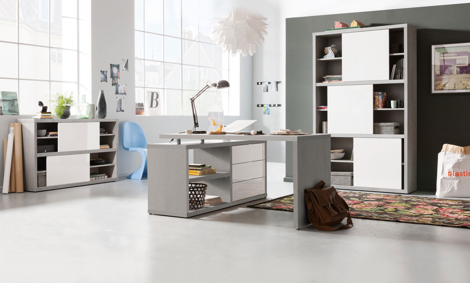 Moderner Eck-Schreibtisch in hellem Raum mit Sideboard und Hochschrank, seitliche Perspektive