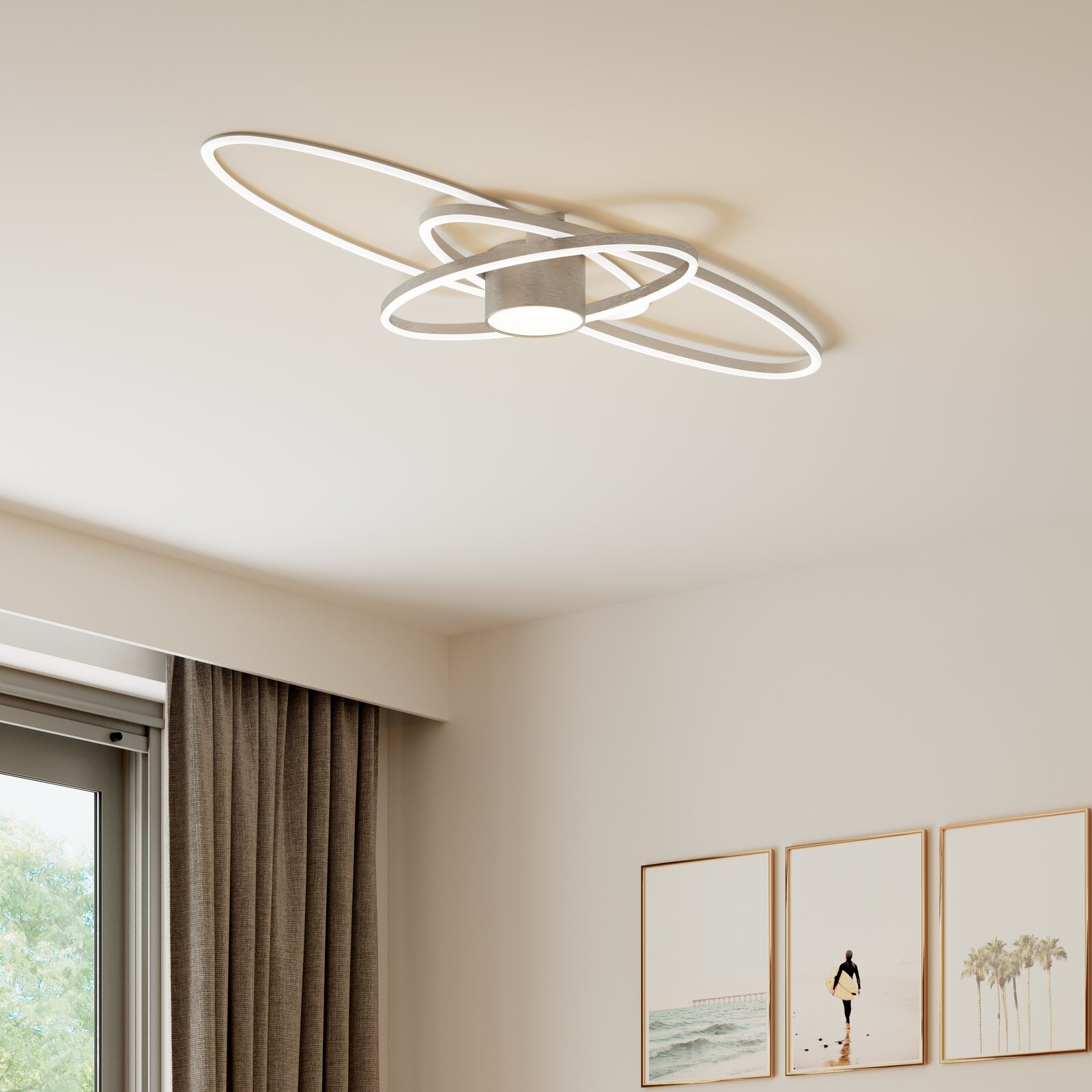 Moderne LED-Deckenleuchte mit drei überlappenden Leuchtringen und zylindrischem Mittelteil in hellem Metall, warmweiß leuchtend, montiert an der Zimmerdecke; Perspektive: Blick schräg von unten nach oben in eine Raumecke.