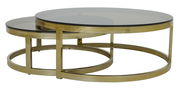 Zwei runde Couchtische mit goldfarbenem Metallrahmen und dunkler Glasplatte, ineinander verschachtelt, seitliche Perspektive.