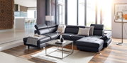 Moderne Polsterrundecke in einem stilvollen Wohnzimmer, Perspektive von vorne links