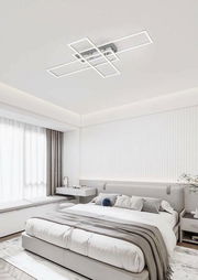 Moderne LED-Deckenleuchte in geometrischem Design, installiert in einem stilvollen Schlafzimmer. Perspektive von unten, zeigt die Leuchte an der Decke über einem Bett.