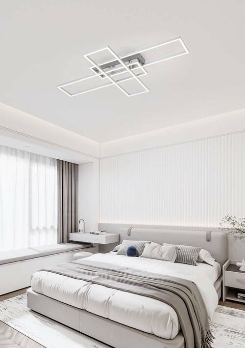 Moderne LED-Deckenleuchte in geometrischem Design, installiert in einem stilvollen Schlafzimmer. Perspektive von unten, zeigt die Leuchte an der Decke über einem Bett.