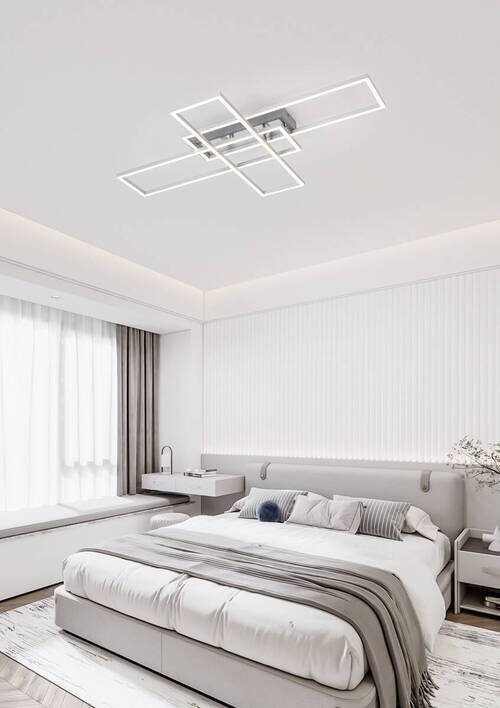 Moderne led-plafondlamp met een geometrisch ontwerp, geïnstalleerd in een stijlvolle slaapkamer. Aanzicht van onderaf, waarbij de lamp aan het plafond boven het bed te zien is.