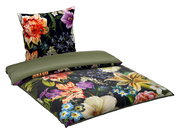 Wendebettwäsche mit floralem Muster, Vorderseite mit bunten Blumen auf dunklem Hintergrund, Rückseite in einfarbigem Olivgrün, Perspektive von schräg oben.