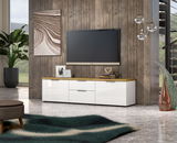 Modernes TV-Lowboard in Weiß mit Holzoberfläche, frontal betrachtet, in einem stilvoll eingerichteten Wohnzimmer mit Holzwand und Dekorationen.