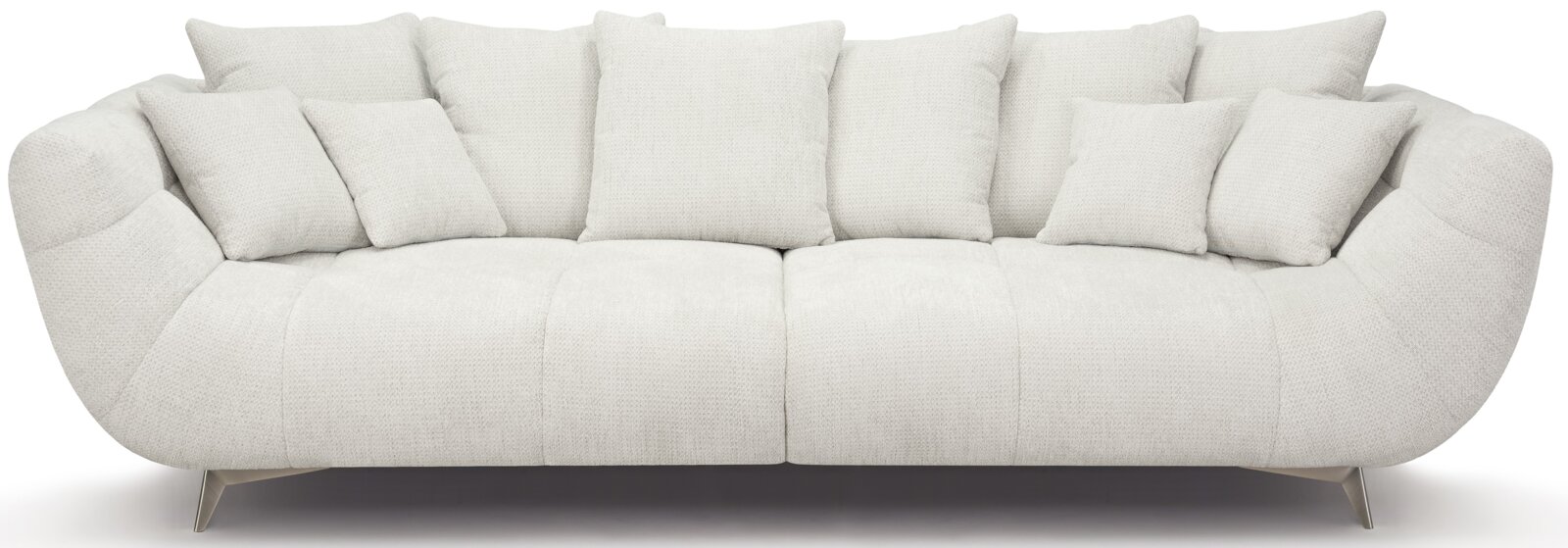 Modernes, cremeweißes Stoffsofa mit abgerundeten Armlehnen, tiefen Sitzpolstern und mehreren Rückenkissen auf Metallfüßen, frontal von vorne fotografiert.