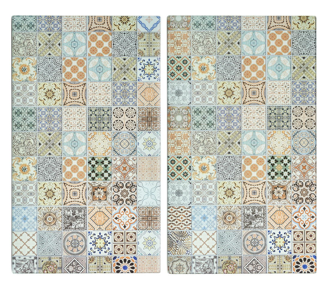 Zeller Present Herdabdeck-/Schneideplatten-Set Zwei Herdabdeck- und Schneideplatten mit buntem Mosaikmuster, von oben betrachtet.