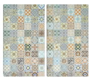 Zwei Herdabdeck- und Schneideplatten mit buntem Mosaikmuster, von oben betrachtet.