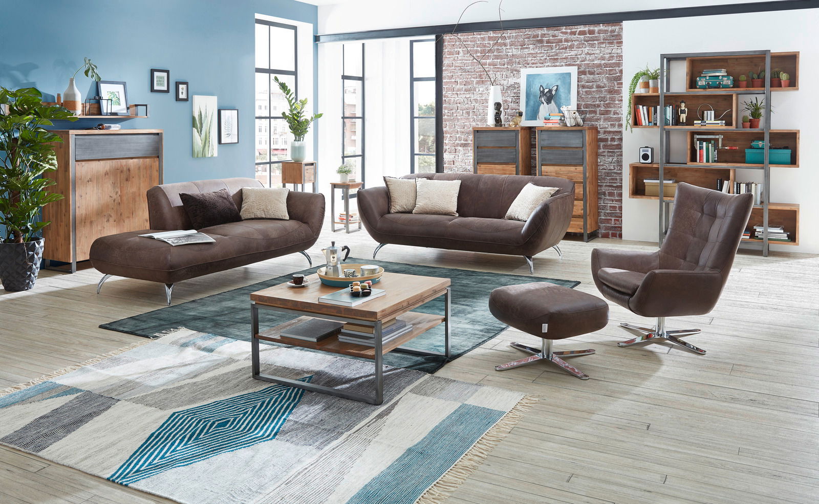 Wohnzimmer mit braunen Ledersofas und Sessel, Couchtisch aus Holz und Metall, Bücherregal und Pflanzen, Perspektive von vorne.