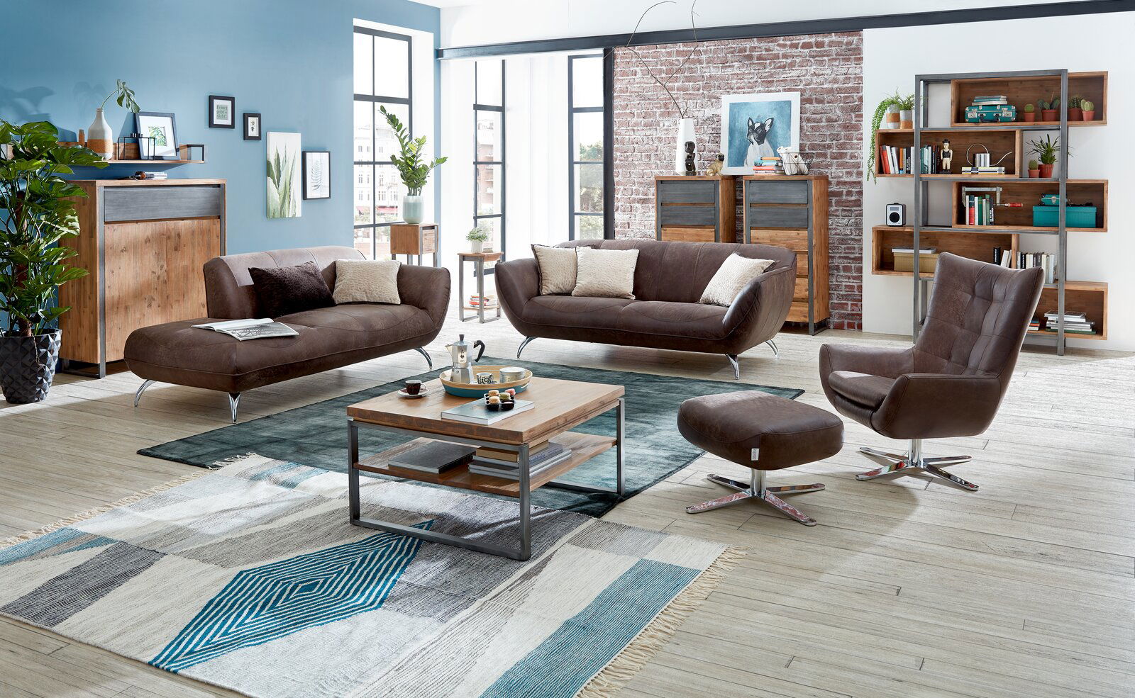 Wohnzimmer mit braunen Ledersofas und Sessel, Couchtisch aus Holz und Metall, Bücherregal und Pflanzen, Perspektive von vorne.