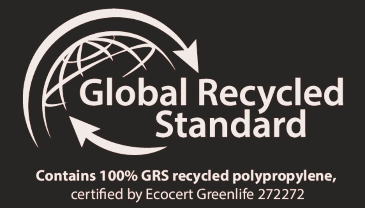 Logo des Global Recycled Standard mit der Aufschrift 'Contains 100% GRS recycled polypropylene, certified by Ecocert Greenlife 272272', aus der Vorderansicht.