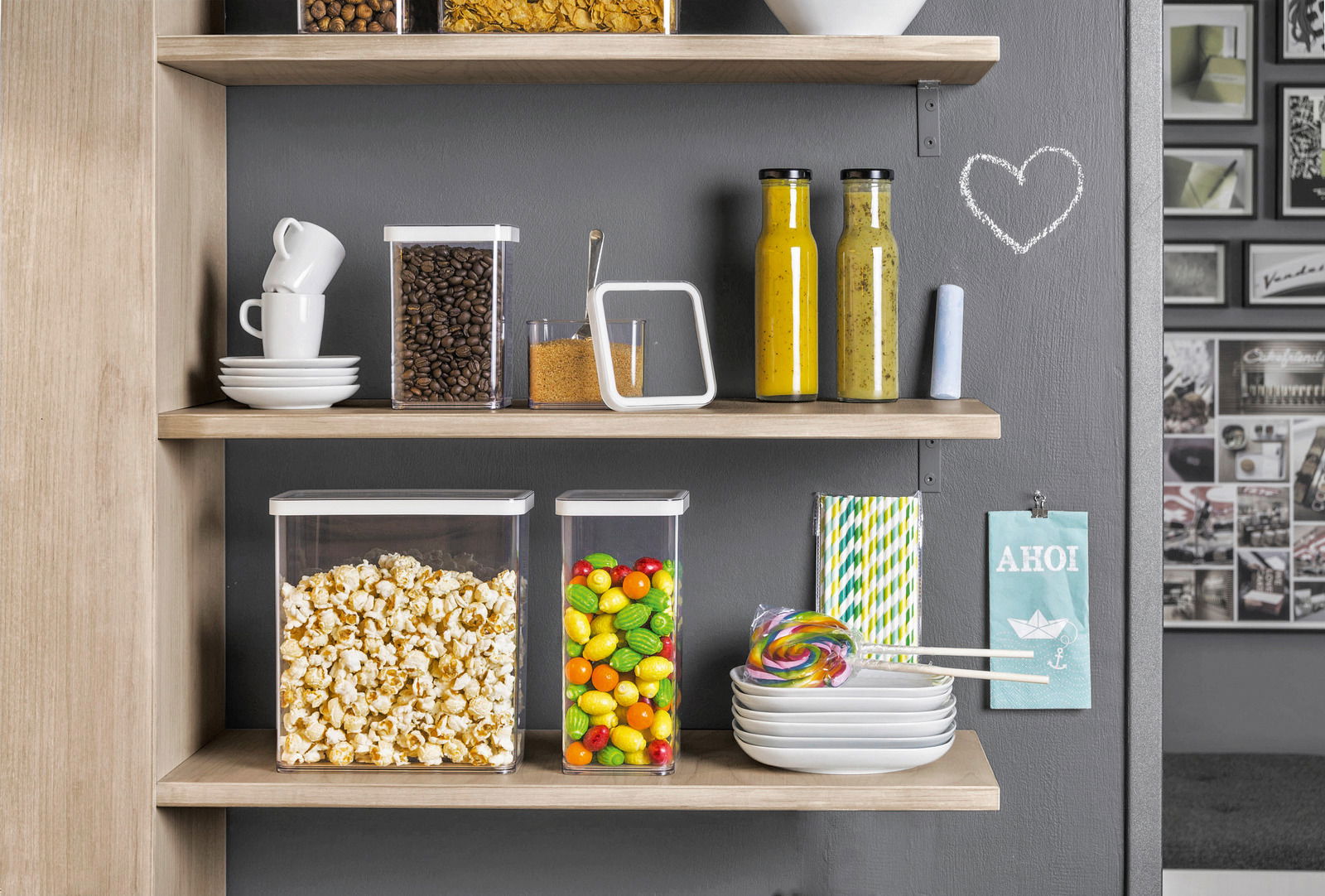 rotho Vorratsdosenset 5-tlg. LOFT Vorratsdosenset Loft 5tlg. in einem Regal, gefüllt mit Popcorn, Kaffeebohnen und bunten Süßigkeiten, aus der Seitenperspektive fotografiert.