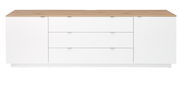 Frontansicht eines modernen TV-Sideboards mit weißem Korpus und Holzoberfläche, drei Schubladen in der Mitte und zwei Türen an den Seiten.