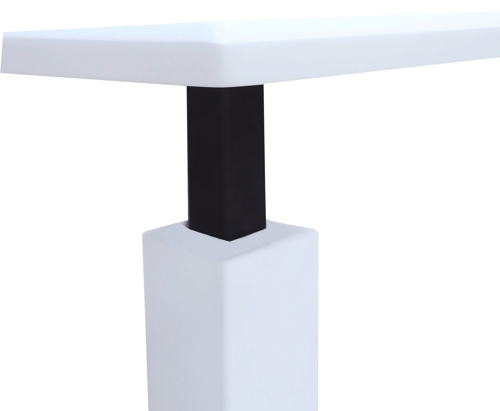 Nahaufnahme eines modernen Couchtischs mit weißer Tischplatte und schwarzem Bein, seitliche Perspektive