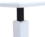 Nahaufnahme eines modernen Couchtischs mit weißer Tischplatte und schwarzem Bein, seitliche Perspektive