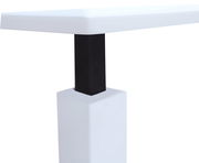 Nahaufnahme eines modernen Couchtischs mit weißer Tischplatte und schwarzem Bein, seitliche Perspektive